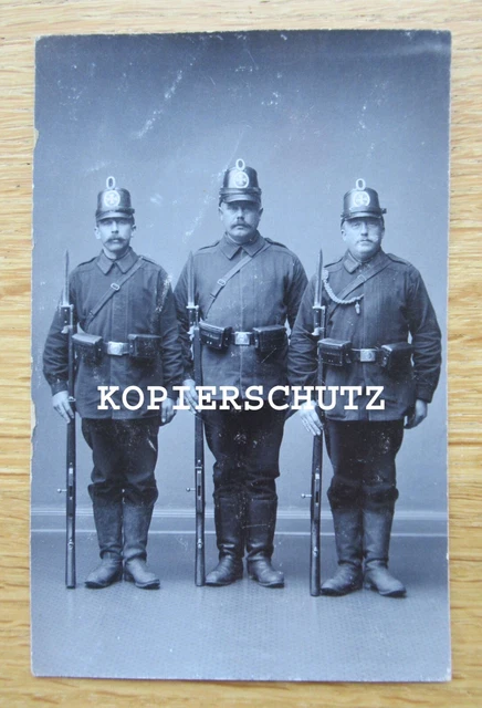 Altes Portrait Foto 3 Soldaten mit Tschako / Landwehr / 1. WK