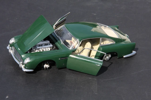 AUTOart 1:18 Aston Martin DB5 Baujahr 1964 british racing grün 70286