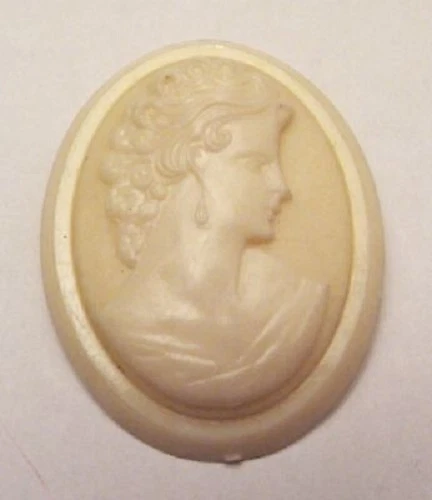 Broche Vintage Camée - Buste De Femme En Relief Beige - Occasion Bon État - Bijou Ancien Sans Marque