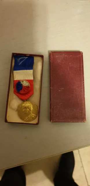 Medaille Du Travail Et De La.securite Sociale En Vermeil Avec Rosette