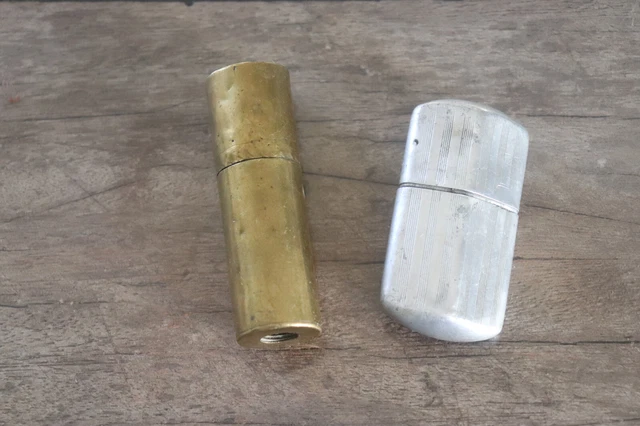 Lot de deux anciens briquets vendus en l'état