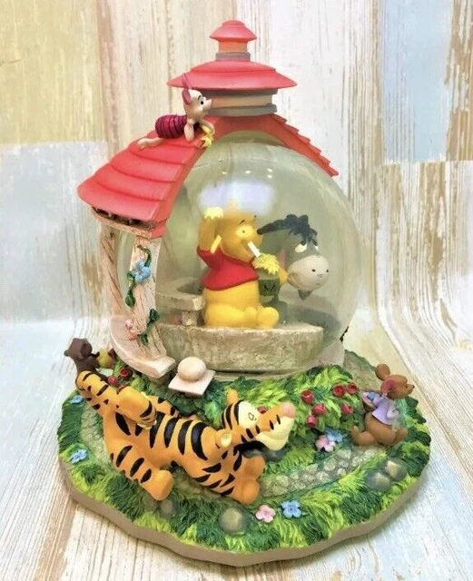 Disney Winnie the Pooh Carillon Snow Globe