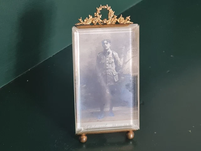 Cadre Photo Ancien En Métal – Verre Biseauté, Dimensions 13,5x8 Cm, Occasion (patte Manquante)