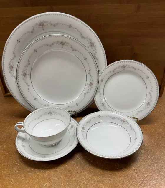 Noritake Fairmont One 6-Piece Place Setting   6102 Platinum Trim   Fine China