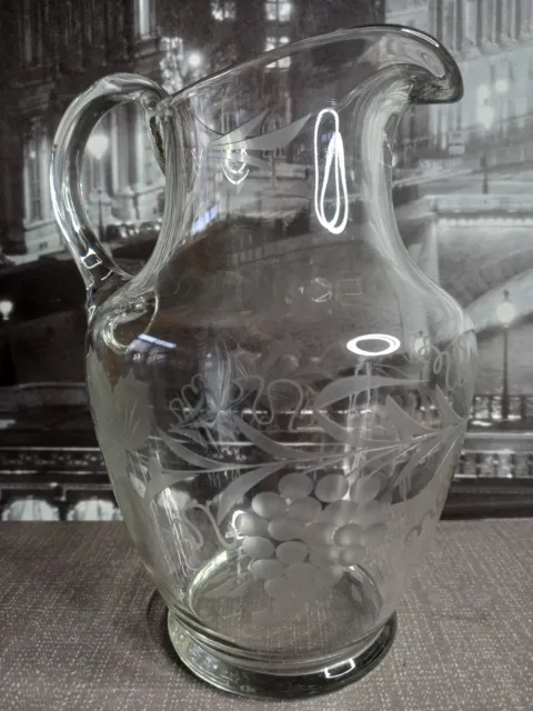 Schöner alter Glaskrug Wasser/Saft Rankenmotiv Mundgeblasen geschliffen um 1930;