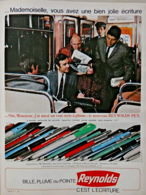 PUBLICITÉ DE PRESSE 1967 REYNOLDS LUXE A BILLE PLUME ou POINTE DANS LE MÉTRO