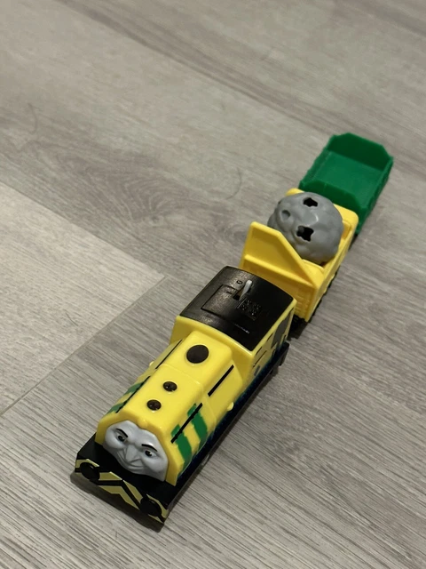 THOMAS AND FRIENDS Trackmaster Motorised Train - Raul with 2 Carriages ...
