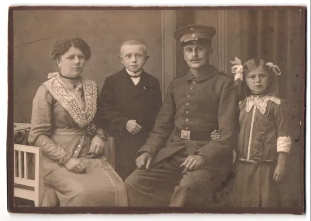 Fotografie Emil Hoppe, Hartmannsdorf, Portrait Soldat in Felduniform mit Kinder