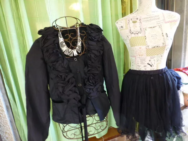 lot 36-38 corsage et jupe noire +collier offert  taille 36-38=tres féminin