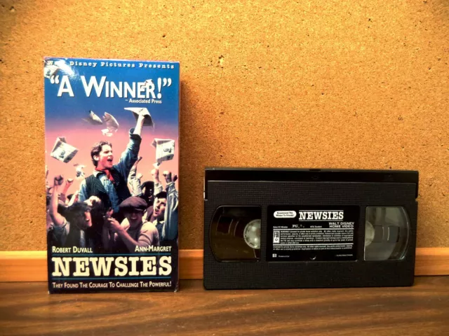WALT DISNEY'S NEWSIES (VHS 1992) Christian Bale, Robert Duvall, Ann-Margret.