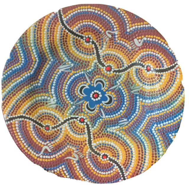 Superbo caricabatterie in legno aborigeno profuso vortici e motivi decorati con colori