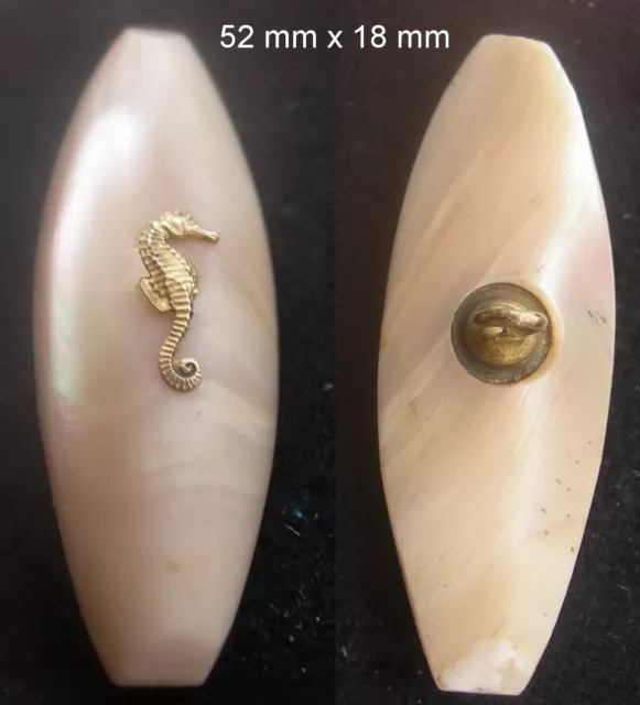 ancien GRAND BOUTON navette en nacre beige orné d'un hippocampe en laiton