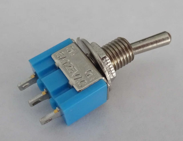 Interruttore A Levetta Perel 300125 – 3P ON/OFF/ON, 5A 120V, Per Applicazioni Elettriche E Industriali