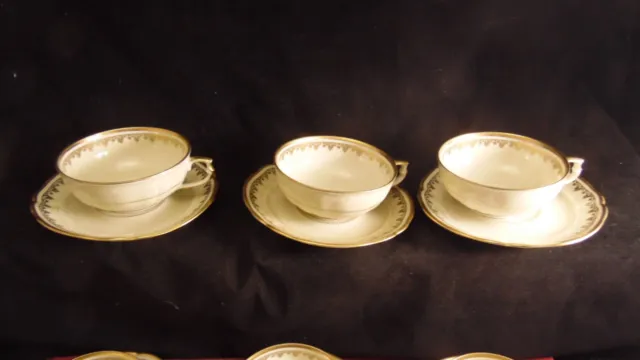 Service de 9 tasses et sous tasses en porcelaine Bernardaud blanc et or 3