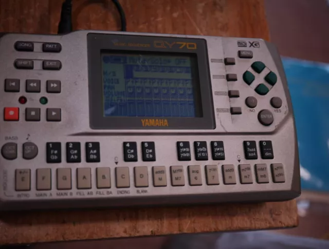 YAMAHA QY70 XG MIDI Music Digital Sequencer Samplers Rhythm machine Working used