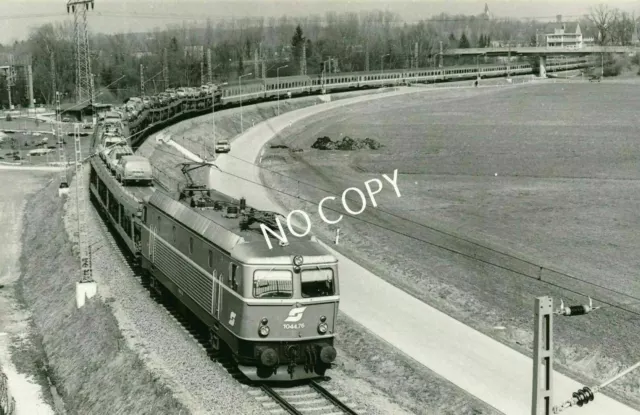 Antiguo Foto Ferrocarril E Lok ÖBB 1044.76 1983 Coches Cargado - C1.59