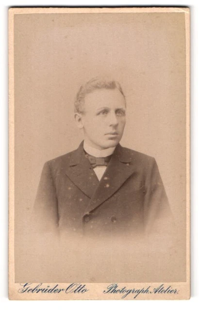 Fotografie Gebrüder Otto, Oranienburg, Portrait junger Herr in Anzug mit Fliege