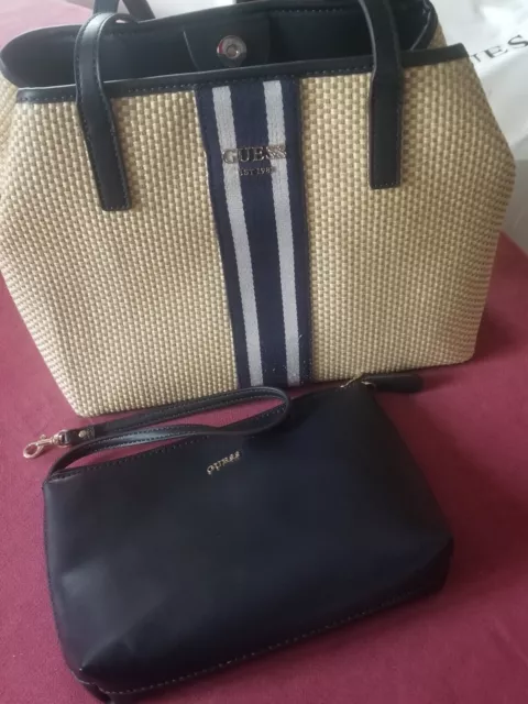 sac à mains de la marque "GUESS" avec pochette interieur