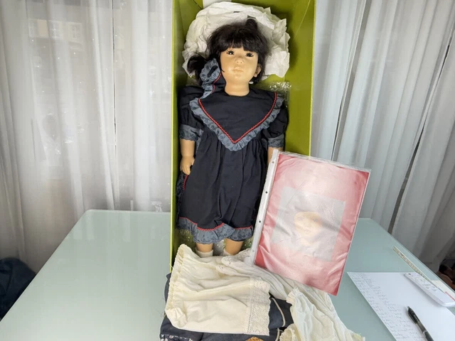 POUPON DE COLLECTION Götz Sabine Frêne Vinyl Poupée 56 Cm