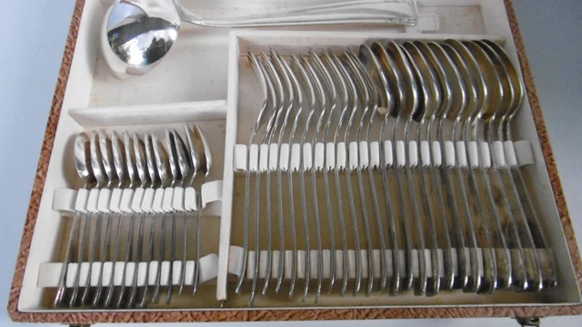 Ménagère en métal argenté de 100 pièces