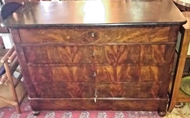 Commode restauration en acajou flammé ouvrant à 4 tiroirs avec son marbre