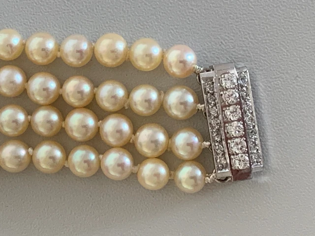 1717 – Bracelet 4 Rangs Perles Fermoir Diamants