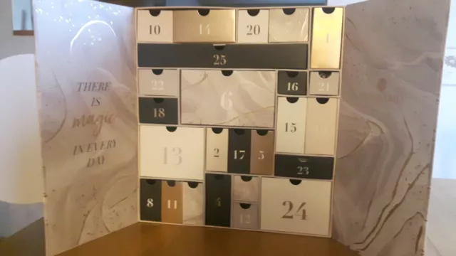 Glossybox  Adventskalender 2023 Glossy Box inklusive Babor Ampullen