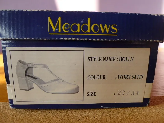 Meadows "Holly" Girls Ivory Satin 2C/34 Shoes..Boxed Unused..VGC