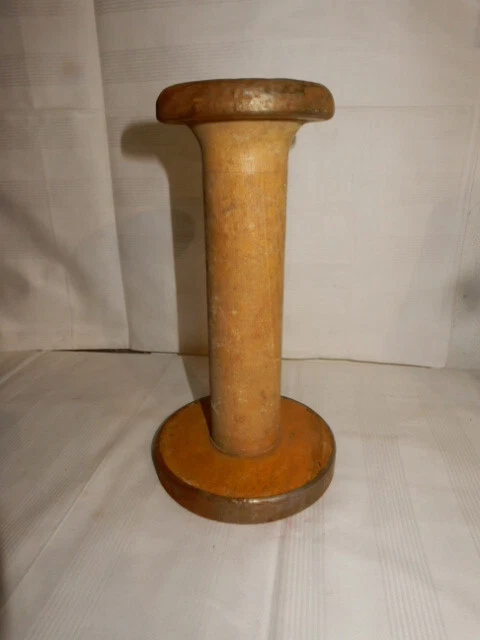Große alte Spule aus Holz