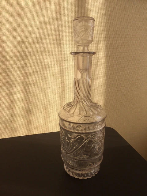 Carafe ancienne en verre moulé avec bouchon correspondant