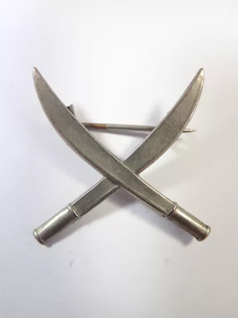 India: Crossed Knives original Cap/Collar Badge.
