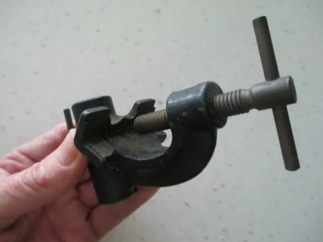 Antique CENCO F173A right angle clamp V block with rod opening
