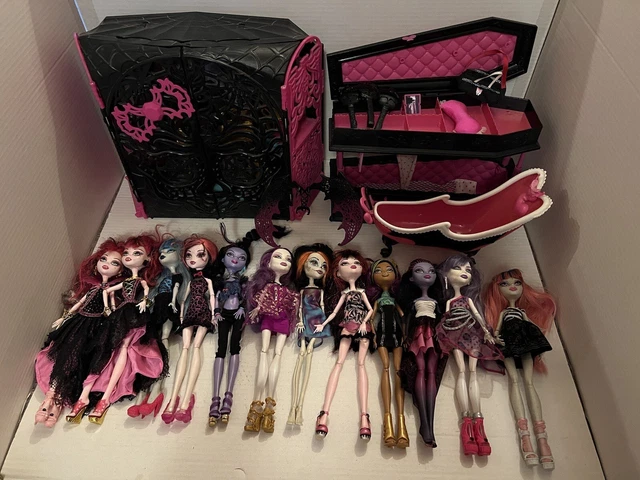 LOT 12 POUPÉES Monster High + Cercueil Et Autres….. EUR 180,00
