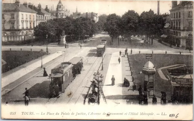 37 TOURS - la place du palais de justice (tramway)