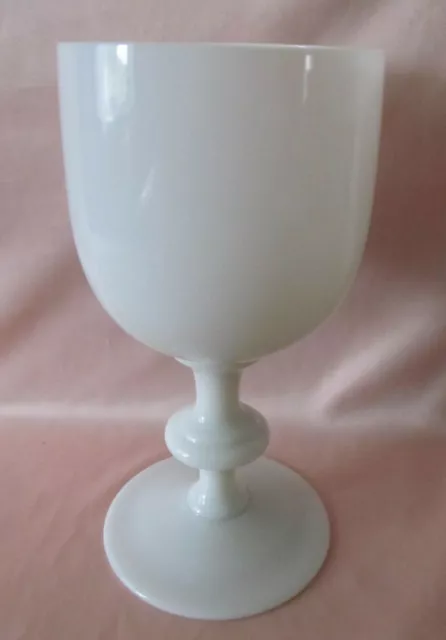 Verre vase calice en opaline blanche