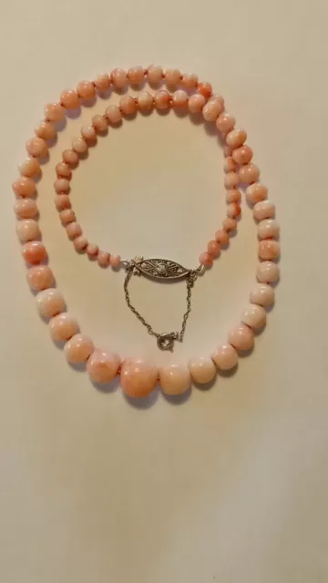 Collier corail peau d'ange, fermoir argent, chaîne sécurité argent