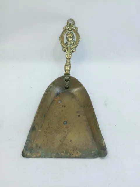 Antigua herramienta de limpieza de latón usada para el hogar cristiano coleccionable colección antigua