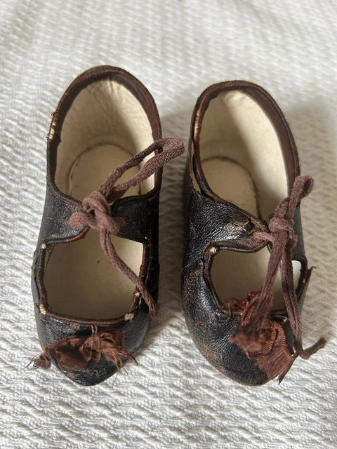 Paire De Chaussures Anciennes Marquées CC