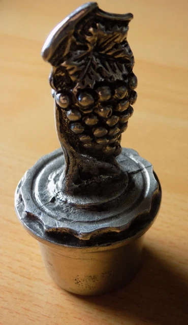 Beau pichet en étain sculpté, décor vignes et raisin, signé Irman