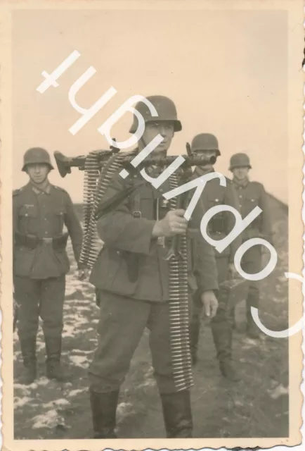 Foto  WK2 -  Wehrmacht MG Truppe Munitionsgurt MG geschultert X56