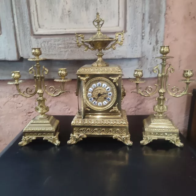 pendule borne horloge en bronze doré et chandeliers garniture ....