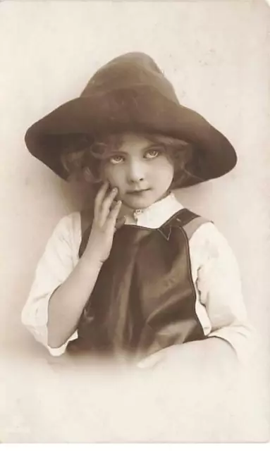 Enfant - Portrait d'une Fillette avec un chapeau levant les yeux