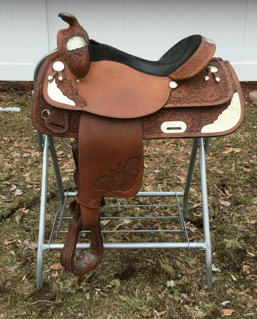 Silla de montar western de 16" sobre piel ecológica de búfalo color marrón...