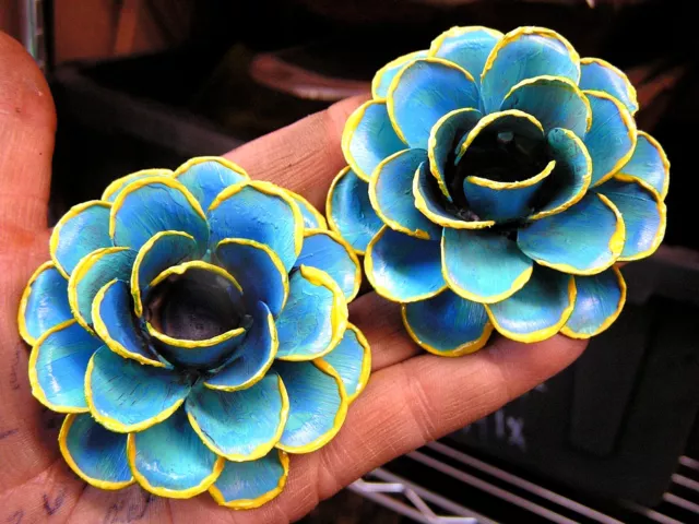 DOS flores de rosa amarillas azules de metal grandes, para acentos, adornos
