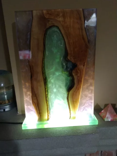 Lampada led in legno e resina epossidica