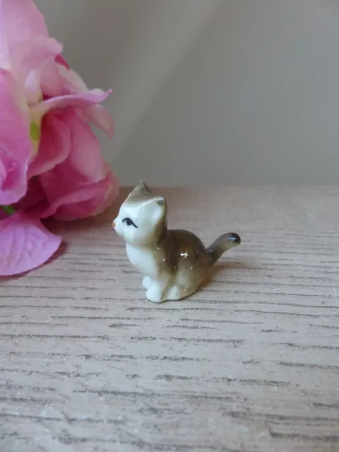 Figurine chaton en porcelaine marron et blanc, miniature chat, collection