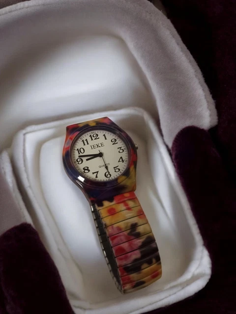 LIP Horlogerie MONTRE FEMME ancienne à quartz PILE À CHANGER