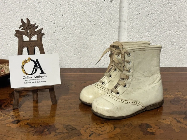 Bellissimo paio di scarpe o stivali in pelle per bambini vittoriani della fine del XIX secolo