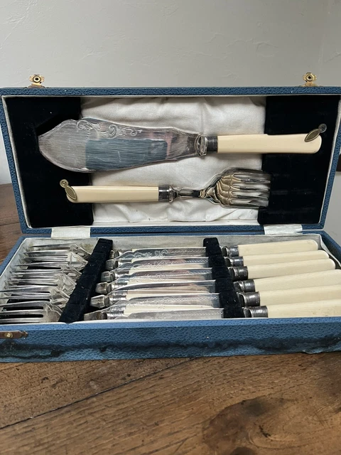 ANCIEN SERVICE A POISSON 6 COUVERTS METAL ARGENTE MANCHE NACRE 4