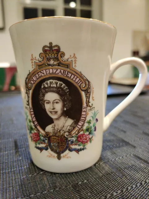 Vintage Antique Retro Queen Elizabeth II Silver Jubilee 1952 - 1977...